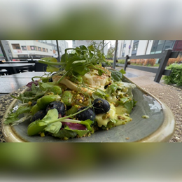 Sałatka z grillowanym halloumi