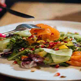 sałatka z łososiem i mango 